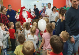 Spotkanie w klasie dzieci i rodziców z Mikołajem.